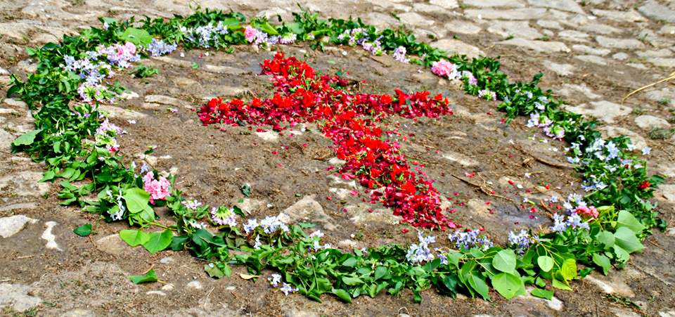 На местном религиозном празднике, крест из цветов
