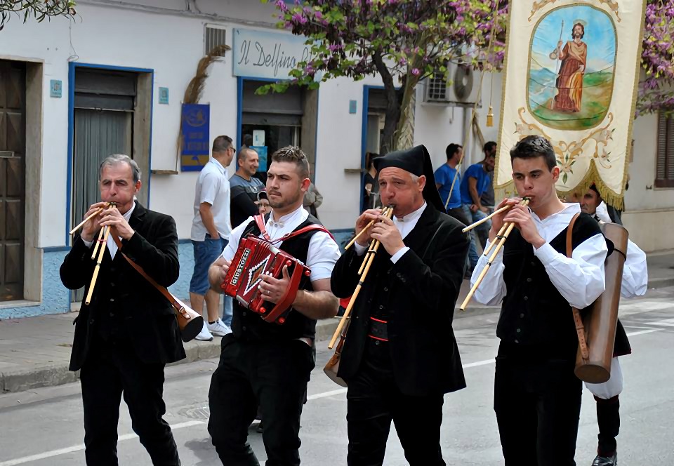 Местный праздник в Эсколке, Паоло Олианас играет на лаунеддас